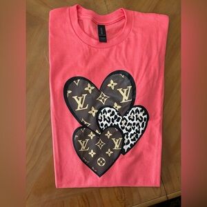 Christmas 🎄 NEW LV Pink Heart Graphic T-Shirt